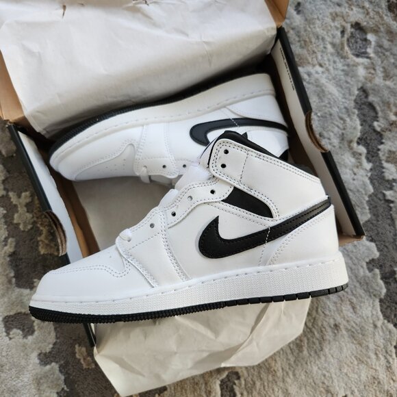 Nike Jordan Mid (Big Kids 4Y) NWT - Picture 1 of 9